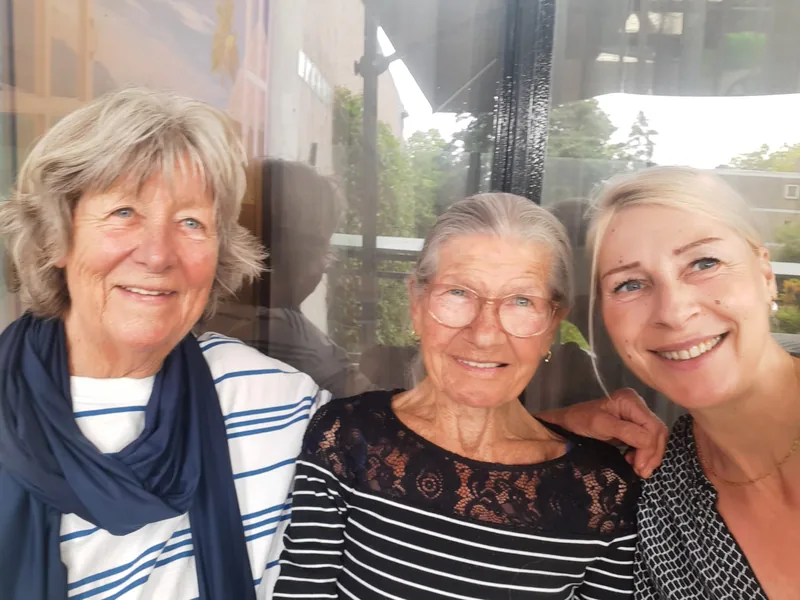 Trudy (midden) samen met twee goede vriendinnen tijdens het bezoek van 27 juli 2026
